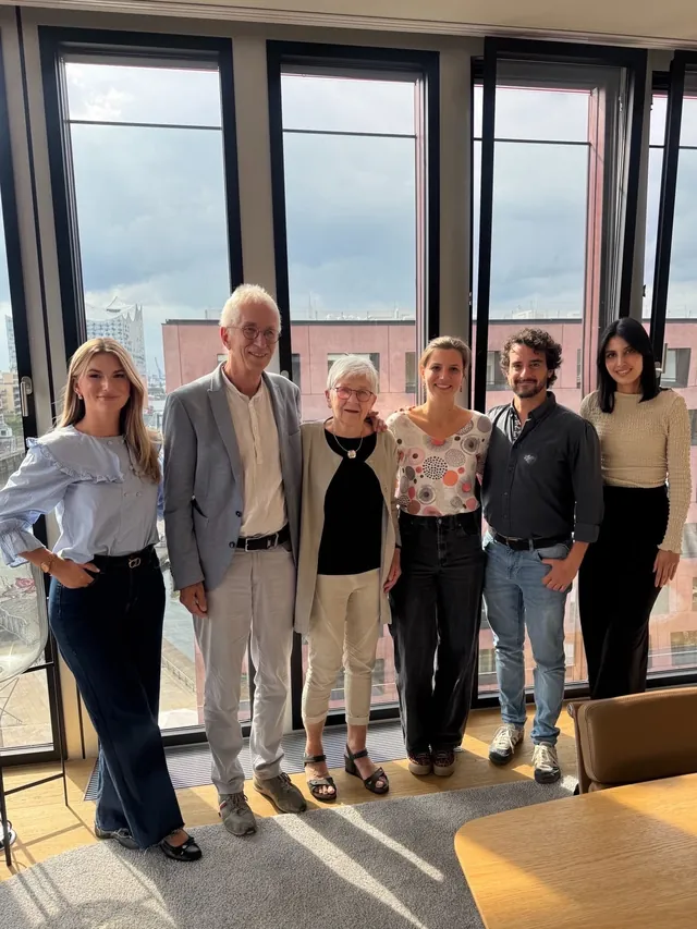 Eigentümer mit dem Team von David & Jacques beim Notartermin in Hamburg
