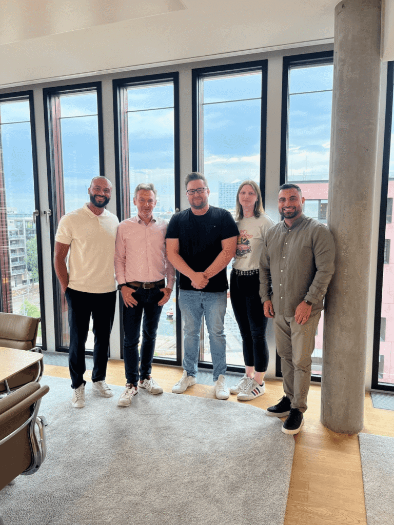 Erfolgreicher Immobilienverkauf – Notartermin in der HafenCity, Hamburg, mit Matthias K. und David & Jacques Immobilien